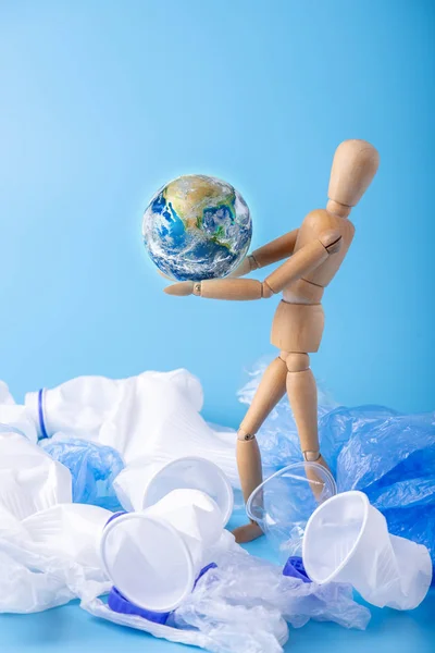 Man Form Träleksaker Bär Planeten Händerna För Att Rädda Jorden — Stockfoto