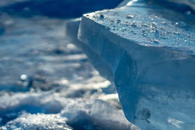 Adet Deniz Baykal blue Ice kış güneş ışığı altında temizleyin