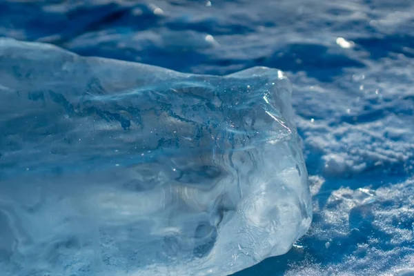 Pezzi di ghiaccio blu chiaro del lago Baikal alla luce del sole invernale — Foto Stock