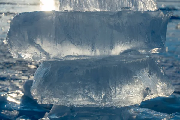 Stücke klaren blauen Eises des Baikalsees im Wintersonnenlicht. Schönheit der Natur — Stockfoto