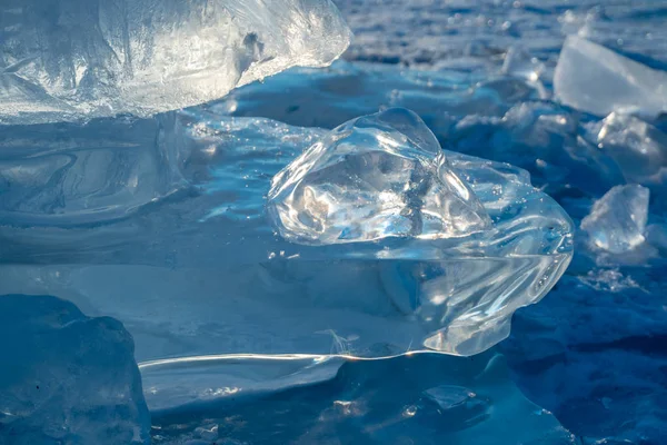 Morceaux de glace bleue claire du lac Baïkal au soleil d'hiver. Beauté de la nature — Photo