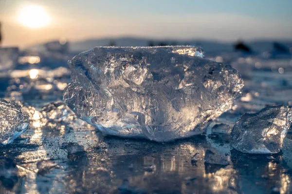 Stücke klaren blauen Eises des Baikalsees im Wintersonnenlicht — Stockfoto