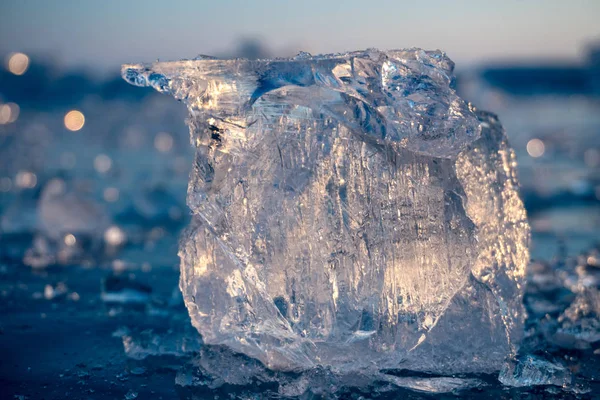 Pezzi di ghiaccio blu chiaro del lago Baikal alla luce del sole invernale — Foto Stock