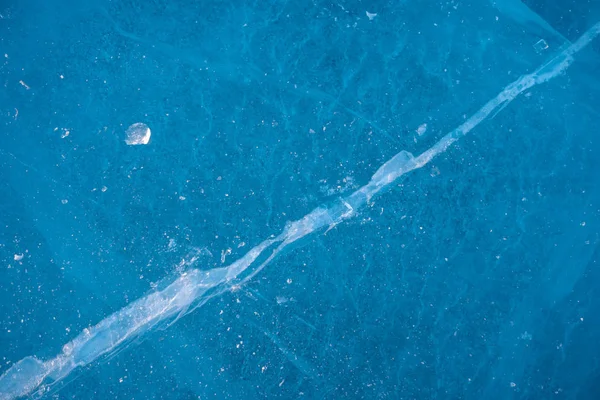 Textúra a tiszta kék repedt jég, a Bajkál-tó. Rajzok a természet — Stock Fotó