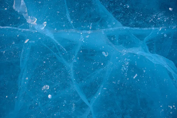 Textura de puro azul rachado gelo do lago Baikal. Desenhos da natureza — Fotografia de Stock