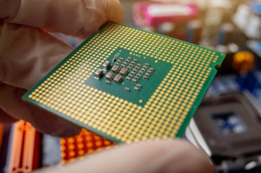 Çip mikroişlemci bilgisayarlar için bir mühendis teknisyen elinde. Yüksek teknoloji ve onarım mikroçip