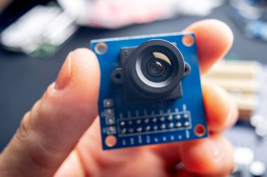 Elektronik entegre devre kartı üzerinde lens ile kamera. Yüksek teknoloji ve robotik kavramı
