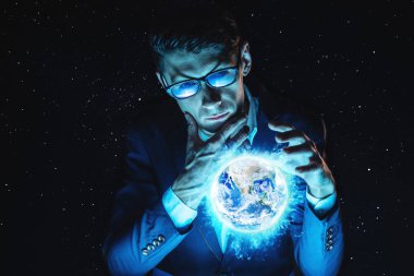 İnsan işadamı, mavi parlayan bir küre üzerinde el ele tutuşuyor. Dünya gezegeni şeklinde. NASA tarafından döşenmiş elementler