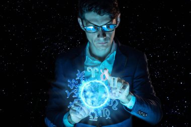 Sihirli kürenin üzerinde yıldız falıyla el ele tutuşan bir iş adamı.