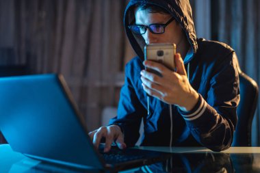 Hacker access veritabanları parolalarla çalmaya çalışan onun elinde telefon tutarak Hood. Cybersecurity