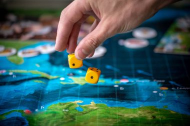 El oyun alanına iki sarı zar atar. Oyun dinamikleri anlarda. Şans ve heyecan. Masa oyunları strateji