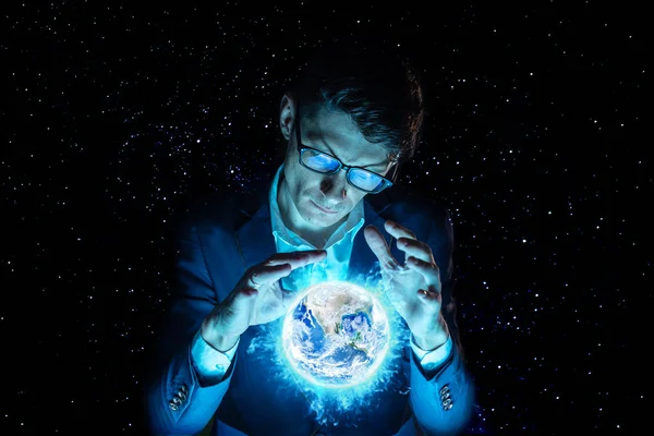 惑星地球の形で青い輝く球を手にしている男のビジネスマン。NASAが提供する要素 — ストック写真