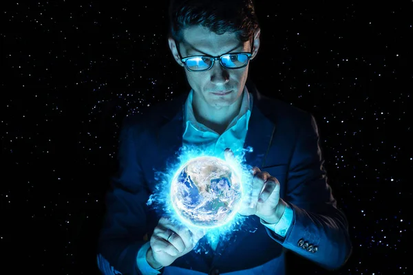 Homem empresário de mãos dadas sobre uma esfera azul brilhante na forma de planeta Terra. Elementos fornecidos pela NASA — Fotografia de Stock