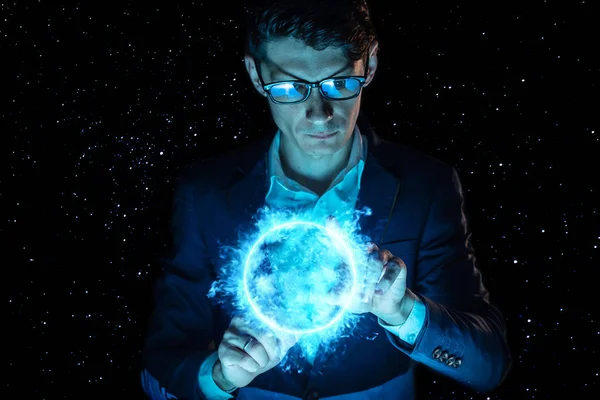 Człowiek biznesmen trzymający się za ręce nad niebieską świecącą kulą plazmy. Magiczne przewidywanie i przewidywanie w biznesie i finansach — Zdjęcie stockowe