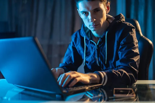 Geceleri dizüstü bilgisayarda çalışan genç bir adam. Freelancer evde bir proje üzerinde geç saatlere kadar çalışıyor.. — Stok fotoğraf