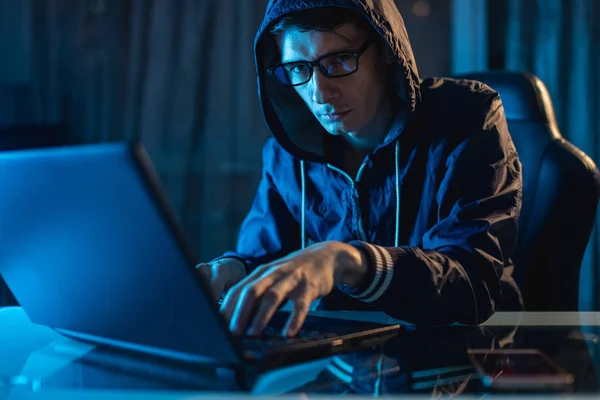 Pria berkerudung melihat ke kamera. Hacker menyerang dan mencuri akses database dengan password. Keamanan Cyber — Stok Foto