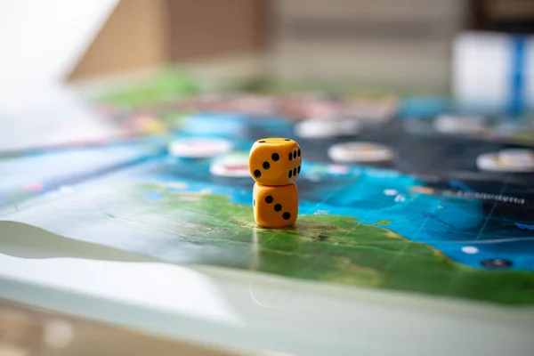 Gelbe Würfel-Spiel auf dem blauen Feld des Fantasy-Spiels. Glück und Aufregung. Brettspielstrategie — Stockfoto