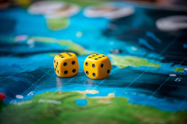Gelbe Würfel-Spiel auf dem blauen Feld des Fantasy-Spiels. Glück und Aufregung. Brettspielstrategie — Stockfoto