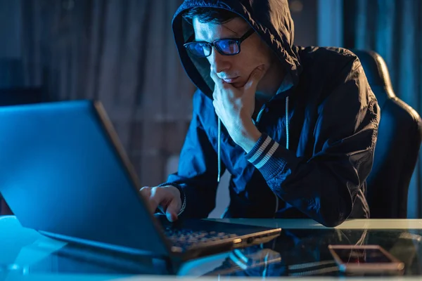 Hacker dalam hood typing kode program ketika mencuri akses database dengan password. Konsep keamanan cyber — Stok Foto