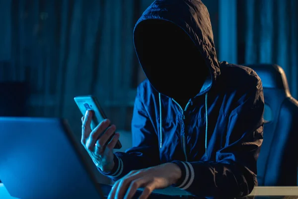 Anonimowe hacker programista używa laptopa do hack system w ciemności. Koncepcja bazy danych cyberprzestępczości i hacking — Zdjęcie stockowe