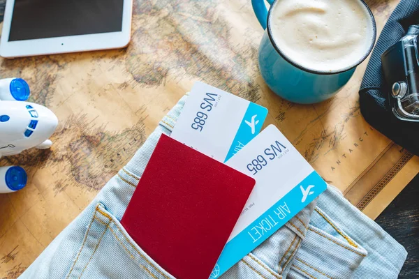Паспорт і два авіаквитки, що стирчать з кишені джинсів. Збирання для подорожі або подорожі для зустрічі пригод . — стокове фото