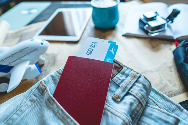 Паспорт и два билета, торчащих из кармана джинсов. Сбор для поездки или путешествия, чтобы встретить приключения . — стоковое фото