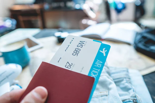 카메라의 배경에 여권과 두 개의 티켓을 들고 손, 세계지도. 여행 준비 — 스톡 사진