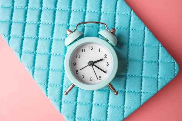 Relógio de alarme de metal analógico azul no fundo azul-rosa elegante. Conceito de tempo em cores pastel — Fotografia de Stock