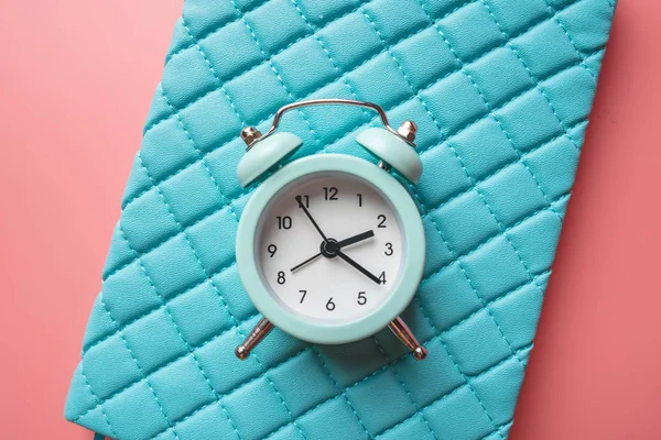 Reloj despertador metálico analógico azul sobre fondo azul-rosa con estilo. Concepto de tiempo en colores pastel — Foto de Stock