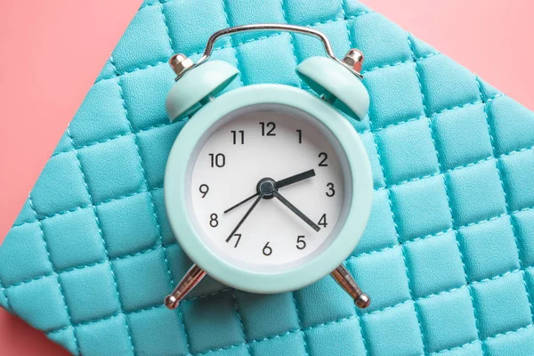 Reloj despertador metálico analógico azul sobre fondo azul-rosa con estilo. Concepto de tiempo en colores pastel — Foto de Stock