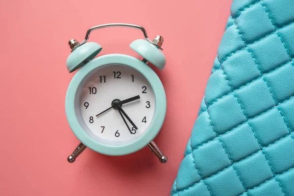 Reloj despertador metálico analógico azul sobre fondo azul-rosa con estilo. Concepto de tiempo en colores pastel — Foto de Stock