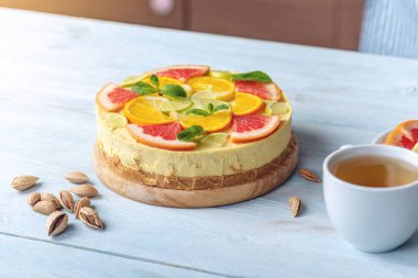 Greyfurt, portakal, limon ve limon ile ham narenciye kek. Sağlıklı taze yaz tatlısı. Glutensiz, pişirme vegan gıda