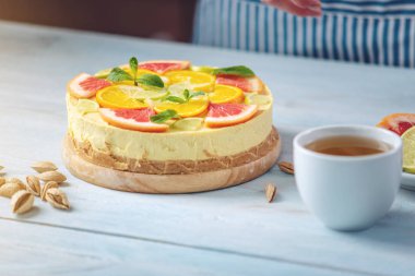 Greyfurt, portakal, limon ve limon ile ham narenciye kek. Sağlıklı taze yaz tatlısı. Glutensiz, pişirme vegan gıda