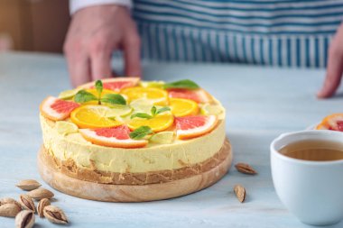 Greyfurt, portakal, limon ve limon ile ham narenciye kek. Sağlıklı taze yaz tatlısı. Glutensiz, pişirme vegan gıda