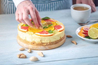 Greyfurt, portakal, limon ve limon ile ham narenciye kek. Sağlıklı taze yaz tatlısı. Glutensiz, pişirme vegan gıda