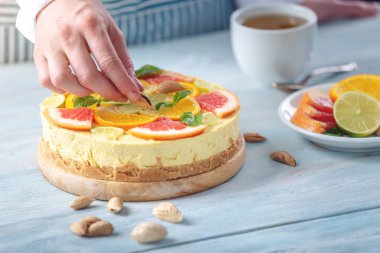 Greyfurt, portakal, limon ve limon ile ham narenciye kek. Sağlıklı taze yaz tatlısı. Glutensiz, pişirme vegan gıda