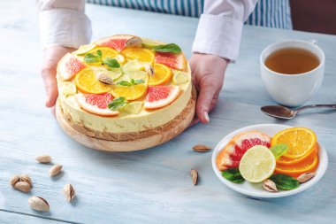 Greyfurt, portakal, limon ve limon ile ham narenciye kek. Sağlıklı taze yaz tatlısı. Ev yapımı vegan gıda