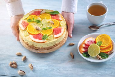 Greyfurt, portakal, limon ve limon ile ham narenciye kek. Sağlıklı taze yaz tatlısı. Ev yapımı vegan gıda