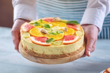 Greyfurt, portakal, limon ve limon ile ham narenciye kek. Sağlıklı taze yaz tatlısı. Ev yapımı vegan gıda