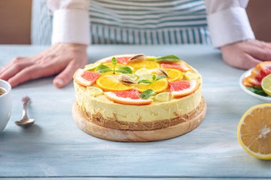 Greyfurt, portakal, limon ve limon ile ham narenciye kek. Sağlıklı taze yaz tatlısı. Ev yapımı vegan gıda