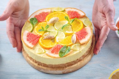 Greyfurt, portakal, limon ve limon ile ham narenciye kek. Sağlıklı taze yaz tatlısı. Ev yapımı vegan gıda