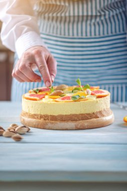 Greyfurt, portakal, limon ve limon ile ham narenciye kek. Evde sağlıklı yaz vegan tatlı pişirme