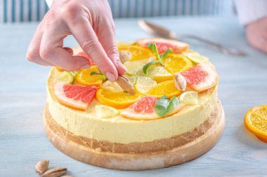 Greyfurt, portakal, limon ve limon ile ham narenciye kek. Evde sağlıklı yaz vegan tatlı pişirme