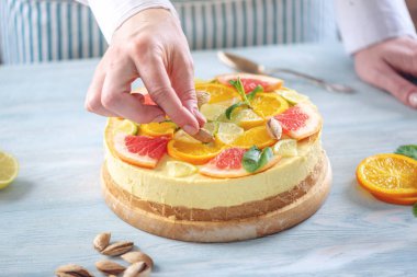 Greyfurt, portakal, limon ve limon ile ham narenciye kek. Evde sağlıklı yaz vegan tatlı pişirme