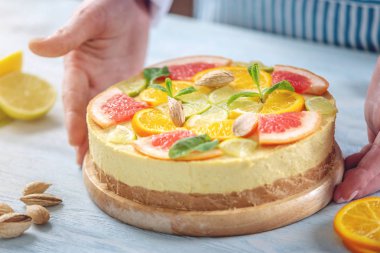 Greyfurt, portakal, limon ve limon ile ham narenciye kek. Evde sağlıklı yaz vegan tatlı pişirme