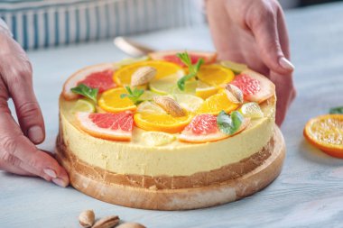 Greyfurt, portakal, limon ve limon fındık ve nane ile çiğ narenciye kek. Sağlıklı taze yaz tatlısı