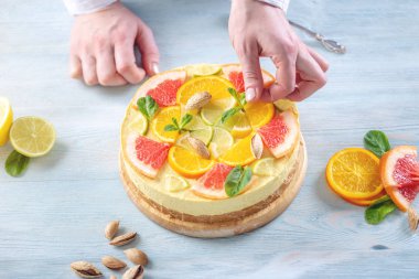 Greyfurt, portakal, limon ve limon fındık ve nane ile çiğ narenciye kek. Sağlıklı taze yaz tatlısı