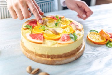 Greyfurt, portakal, limon ve limon fındık ve nane ile çiğ narenciye kek. Sağlıklı taze yaz tatlısı