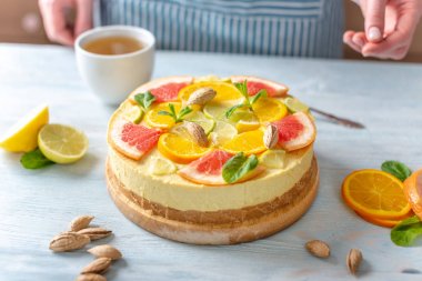 Greyfurt, portakal, limon ve limon fındık ve nane ile çiğ narenciye kek. Sağlıklı taze yaz vegan tatlı