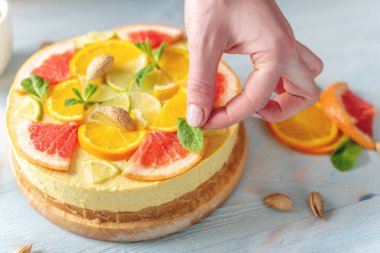 Greyfurt, portakal, limon ve limon fındık ve nane ile çiğ narenciye kek. Sağlıklı taze yaz vegan tatlı